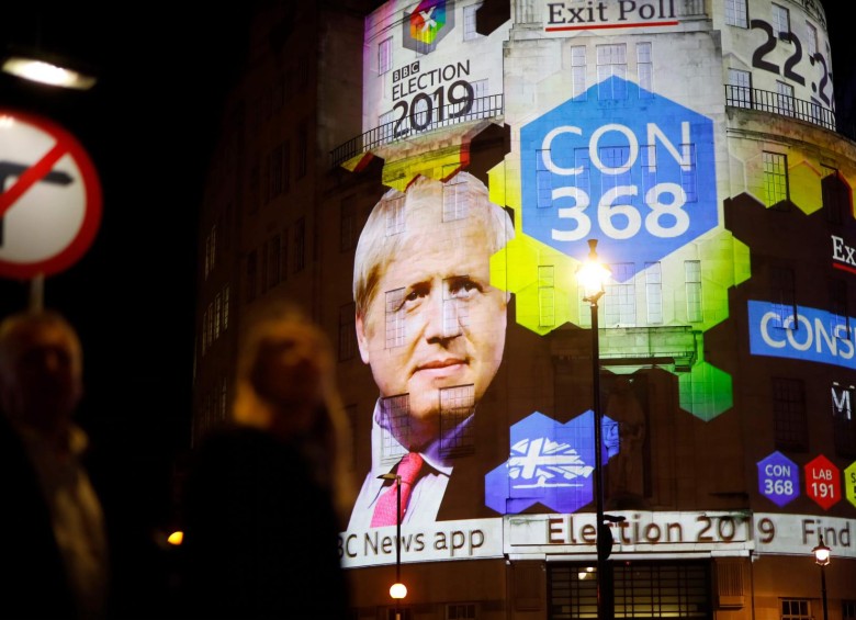 Resultados de encuestas al pie de urna. FOTO: AFP