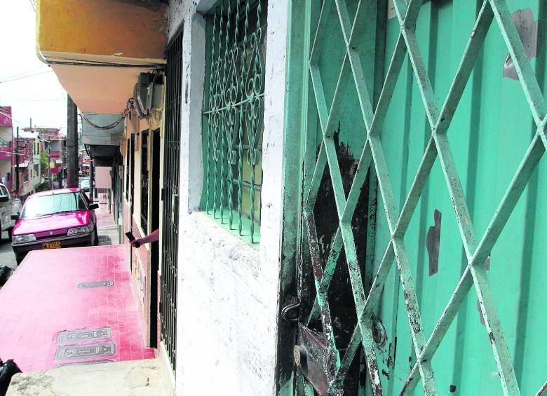 Contra esta puerta disparó el hombre que causó la muerte de la mujer de 57 años. FOTO JUAN ANTONIO SÁNCHEZ