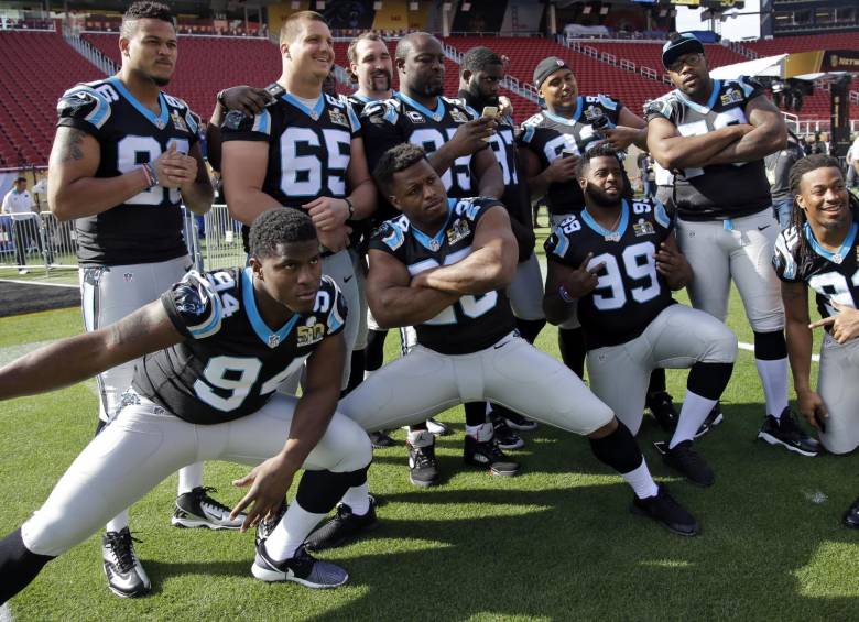 Las Panteras de Carolina posan para fotos en el interior del estadio de Levi antes del juego 50 de fútbol Super Bowl. FOTO AP