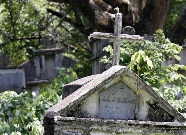 Para llegar al cementerio de Armero hay que caminar por una trocha abandonada. En algunas de sus tumbas todavía se leen los nombres de los muertos, mientras que en otras se ven huesos y otras están desocupadas. La tumba de Omaira sigue siendo el referente de una tragedia que dejó 20.000 muertos. FOTOs donaldo zuluaga y archivo.