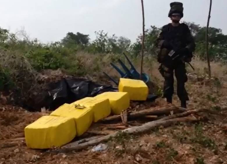 La droga que cuidaba el combo de “la Viña” en la isla de Barú estaba en una caleta enterrada. FOTO: Cortesía Dirección Antinarcóticos.
