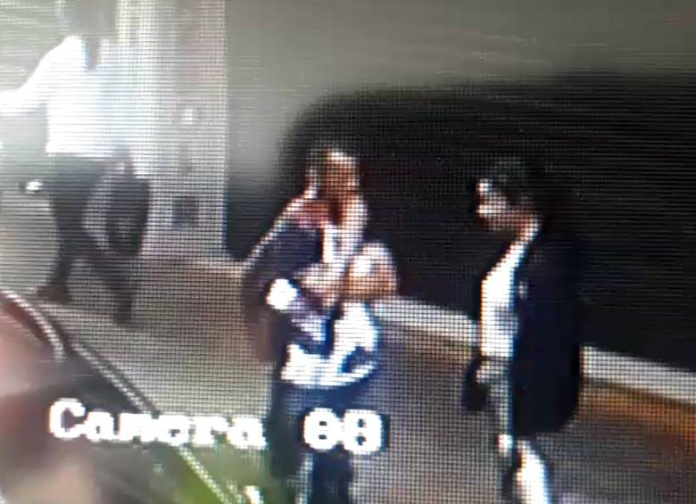En una cámara de vigilancia del barrio La Planta se ve a Sofía conversando con un desconocido, antes de irse con él y desaparecer. FOTO: imagen capturada de video.