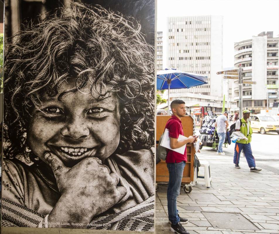 La obra Identidades está compuesta por 32 retratos en blanco y negro de gran formato, que están ubicados en los bajos de la estación Parque Berrío del Metro de Medellín. Foto: Julio César Herrera