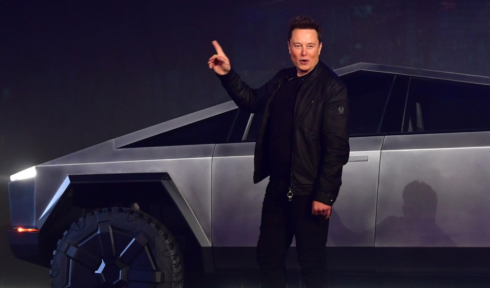 La muestra estuvo a cargo del CEO de la compañía, Elon Musk, y se hizo en el centro de diseño de la fabricante en Hawthorne, California (EE. UU), en una ambientación ciberpunk. Foto: AFP