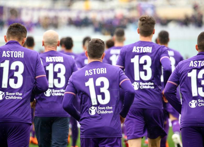 Los jugadores de la Fiorentina saltaron al campo con la camiseta número 13 que usaba Davide Astori, y la cual ya no se volverá a usar en memoria del capitán fallecido. FOTO REUTERS