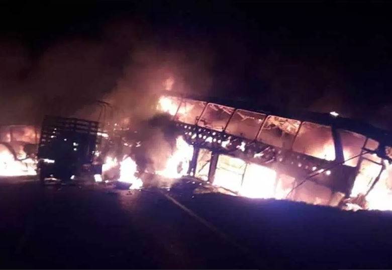 El grave accidente, en el que resultadon incinerados tres vehículos, ocurrió en la troncal de Oriente, o Ruta del Sol, a la altura del municipio de El Paso, Cesar. FOTO COLPRENSA