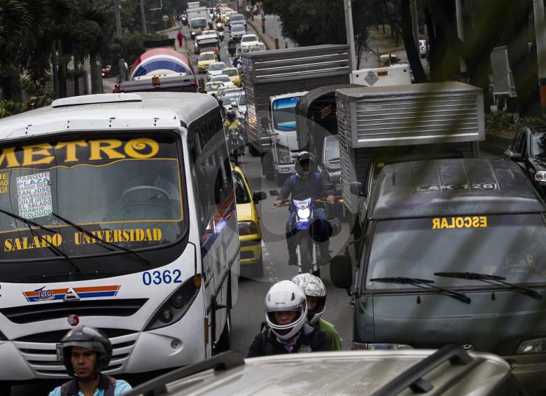 La vía que va de Itagüí a Envigado por el puente del pandequeso no se libra del trancón FOTO jaime pérez