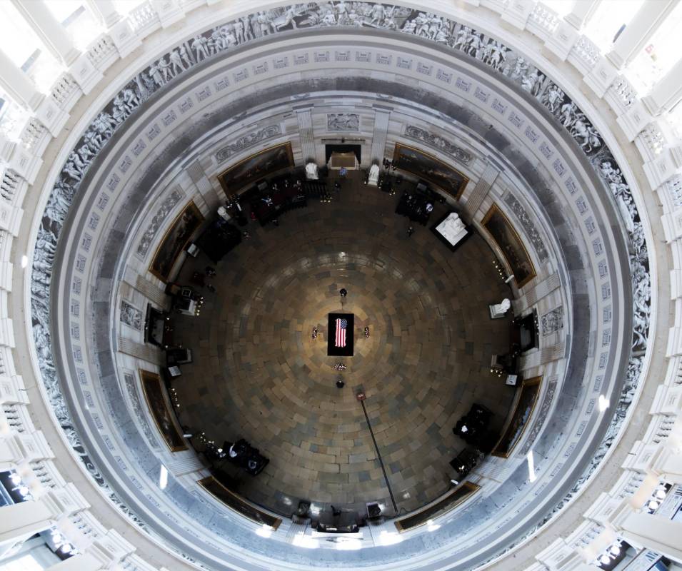 La gente se reúne para presentar sus respetos al ataúd cubierto de banderas del fallecido congresista estadounidense. Foto: AFP