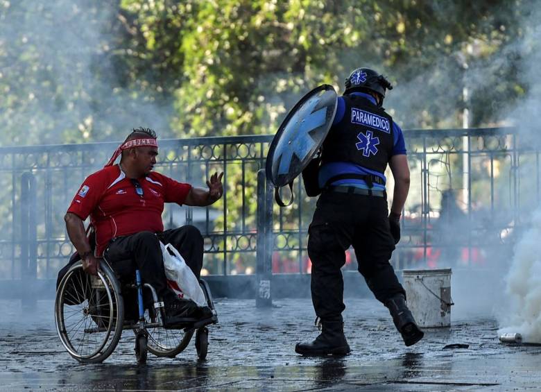Mientras el reconocido escritor indio-británico Salman Rushdie opinaba (via internet) sobre el caos global en el festival chileno Puerto de Idea, la capital chilena volvía a ser un campo de batalla por las protestas sociales. AFP-Santiago de Chile