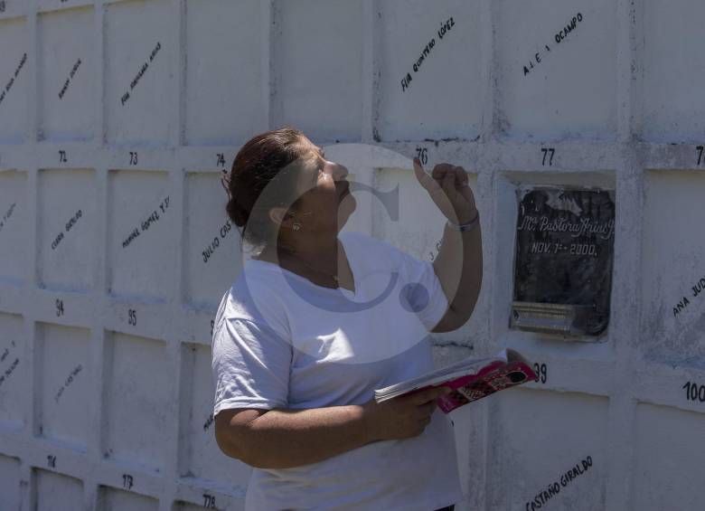 Maria Rubiela López Parra se encargó del cementerio de Santa Ana, en su cuaderno mantiene datos del campo santo. FOTOS Donaldo Zuluaga