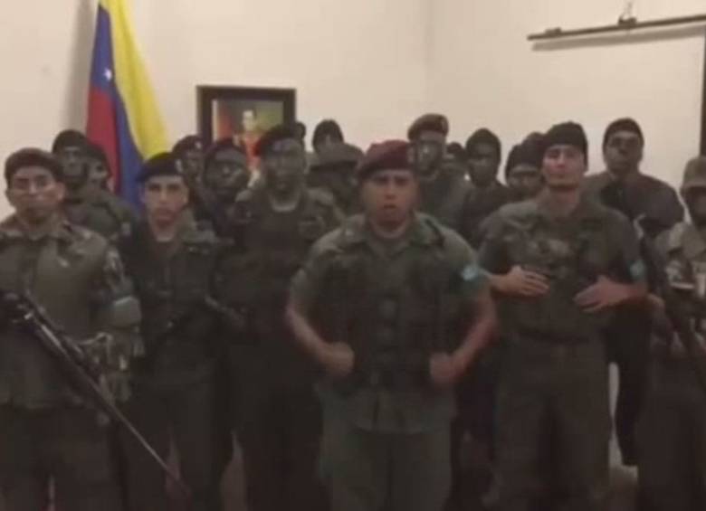 El capitán (r) de la Guardia Nacional Venezolana, Juan Caguaripano, lideró el grupo de militares y civiles que entraron al fuerte militar. FOTOS AFP