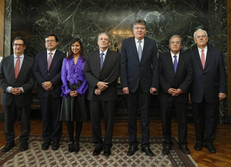 Ministro de Hacienda, Mauricio Cárdenas, (5 de izquierda a derecha) acompañado de los miembros del Banco. FOTO colprensa