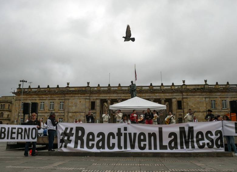En Bogotá (foto), como en otras regiones del país, varias organizaciones pidieron reactivar la mesa de diálogos. FOTO colprensa