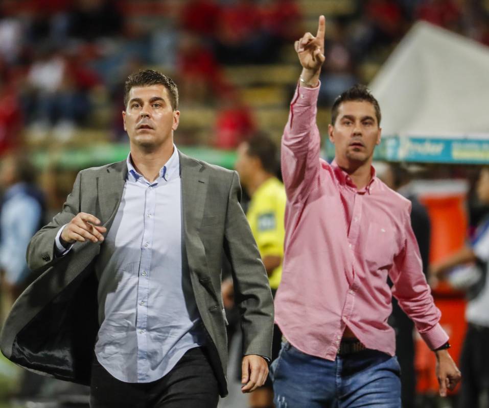 Ismael Rescalvo y su hermano Juan Rescalvo alientan a sus jugadores. Foto: Robinson Sáenz Vargas