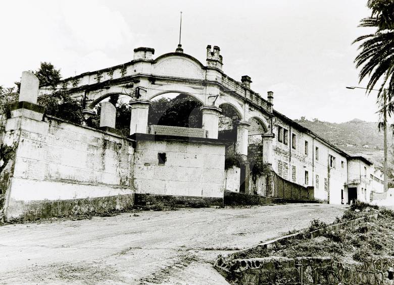 El Parque Biblioteca conserva solo el arco de entrada de la antigua cárcel. FOTO julio césar herrera 