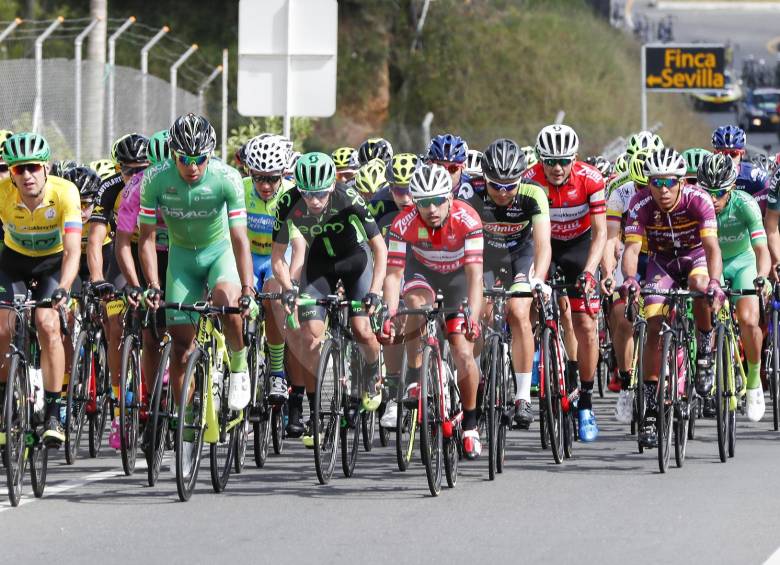 Juan Pablo Suárez (amarillo) debió despojarse ayer de la camiseta de líder, la cual viste ahora César Paredes. FOTO RÓbinson SAENZ