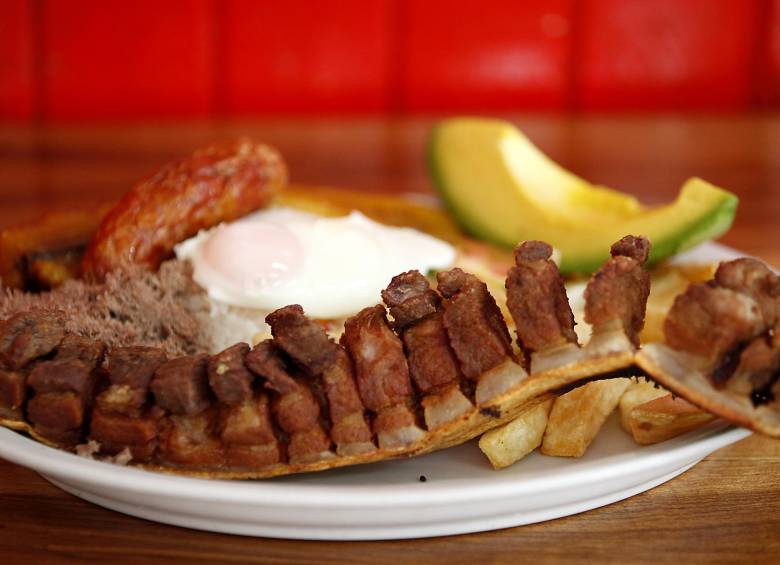 El hecho de que en la bandeja paisa haya más de 2 proteínas es reciente, el chicharrón y la carne molida siempre fueron tradicionales, después llegaron el huevo, la morcilla y el chorizo. FOTO Julio César Herrera