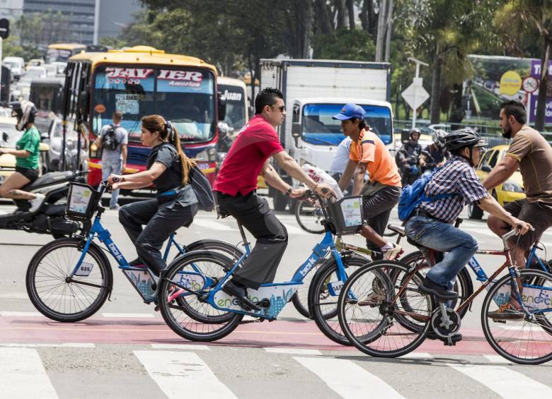 Horario flexible, teletrabajo, vehículo compartido y viajes en cicla han evitado la emisión de 1,7 toneladas de CO2. FOTO Jaime Pérez