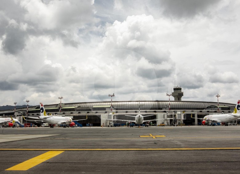 Latam, Viva Air y Avianca son algunas de las aerolíneas que tienen aviones estacionados en el aeropuerto José María Córdova de Rionegro. FOTO CAMILO SUÁREZ
