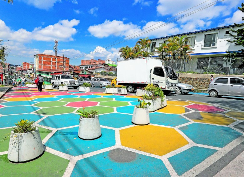 Calle Consciente, Jardín de Colores, delimitó en su etapa uno los espacios para los peatones, la bicicleta y los vehículos con señales llamativas. Hoy está en marcha otra fase. Fotos jaime pérez