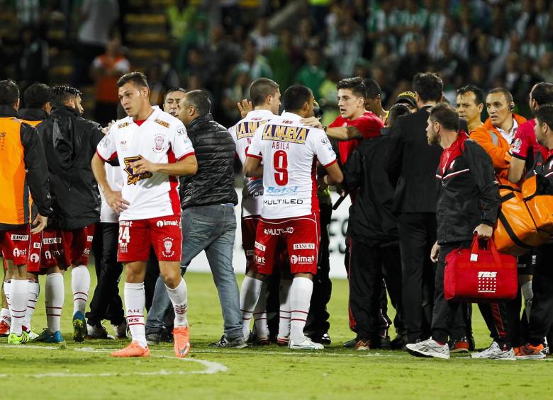 Jugadores de Huracán agredieron a personal del Atanasio Girardot al finalizar el partido contra Nacional. FOTO Jaime Pérez