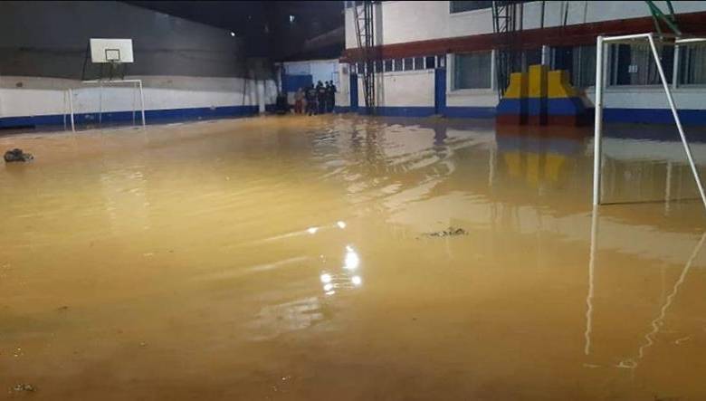 La sede del colegio Jesús María Duque se inundó y hoy no habrá clases en la institución. FOTO TOMADA DE LA PÁGINA FACEBOOK MI CISNEROS