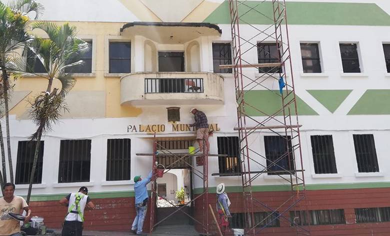 Exguerrilleros, militares y policías trabajaron unidos en la “Pintatón” de la casa de gobierno de Dabeiba. FOTO CORTESÍA