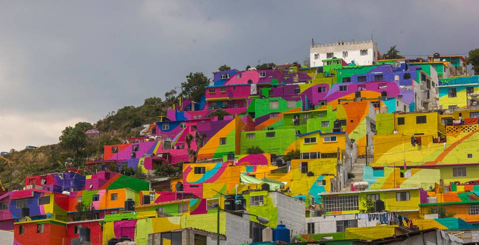En Palmitas pintaron en total 209 casas de 452 familias y así mejorar, a través de esta intervención de color y arte público, las condiciones de convivencia en esa colonia con dificultades sociales. FOTO CORTESÍA
