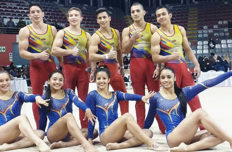 Los medallistas de oro por equipos en el Suramericano comparten con las ganadoras de plata. Talento colombiano. FOTO cortesía FCG