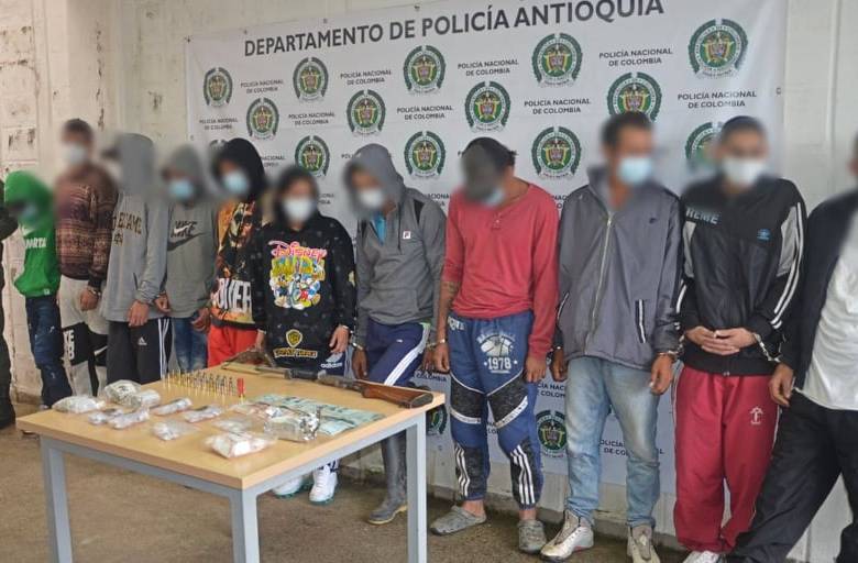 Del grupo delincuencial fueron capturados 15 personas, entre ellas cinco menores de edad. FOTO CORTESÍA POLICÍA ANTIOQUIA