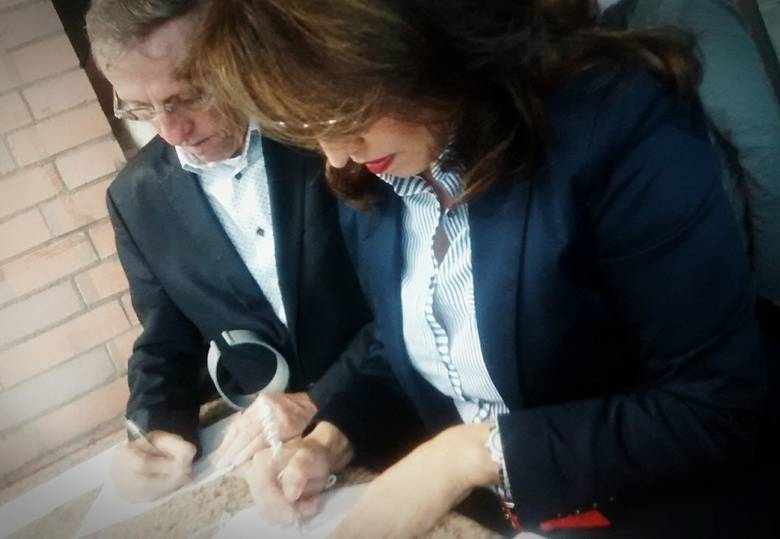 Momento en que senadores Antonio Navarro y Viviane Morales radican acción popular en el Tribunal de Cundinamarca. FOTO cortesía