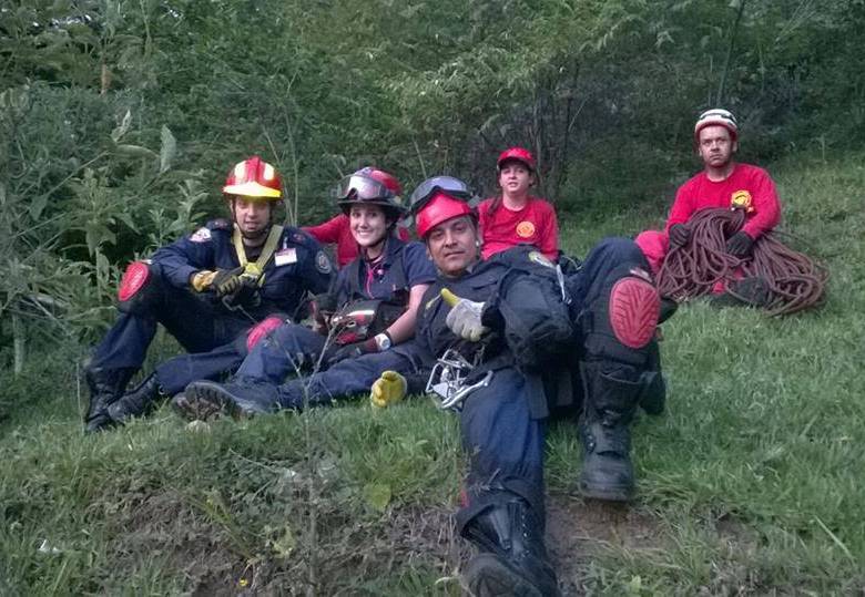 Los bomberos asumieron con entusiasmo la tarea de intentar el rescate, y al final no se logró. Fotos cortesía