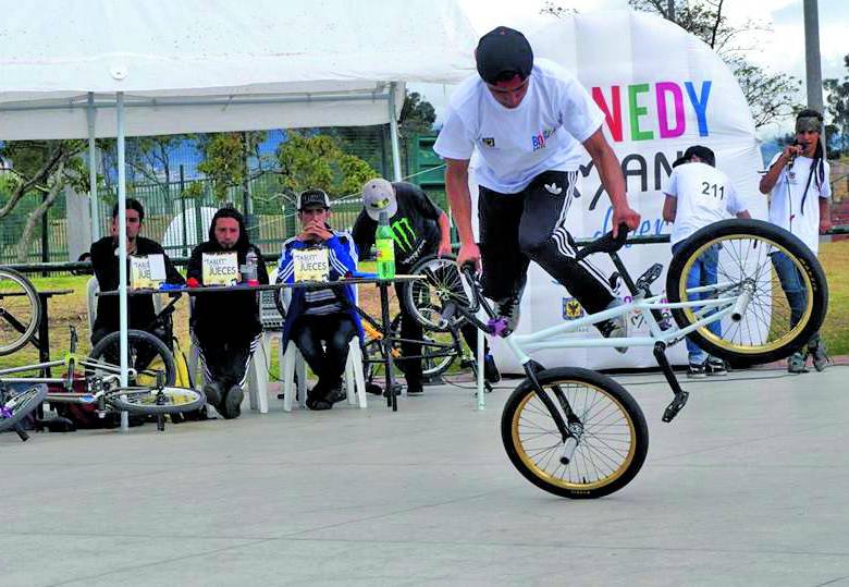 Esteban Palencia, una de las figuras del flatland en la pista Adventure este domingo. FOTO cortesía