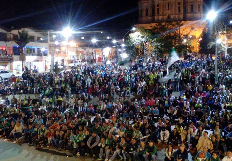 Cientos de seguidores de Nacional se congregaron en el parque de San Pedro para ver el juego ante Independiente del Valle. Foto tomada de Facebok - Alexis Pérez