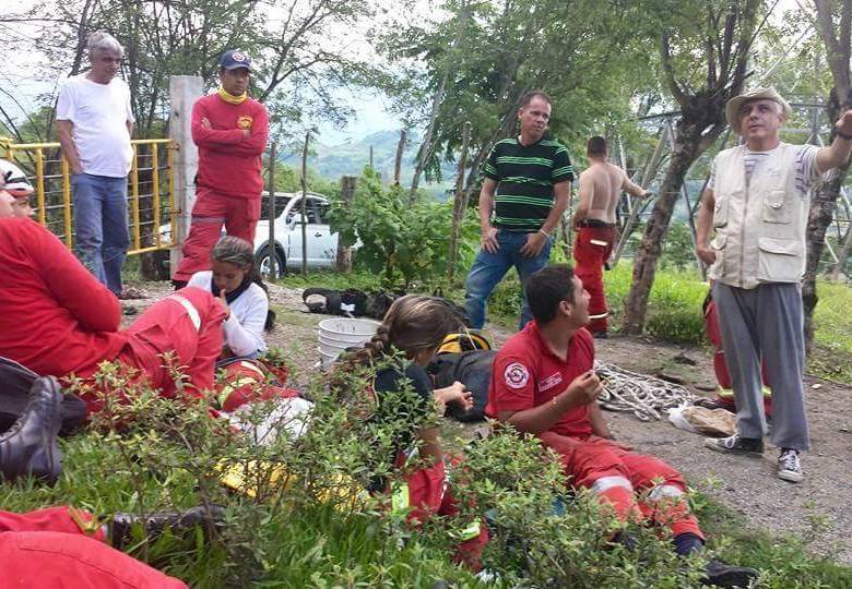 De chaleco y sombrero, Rodrigo Isaza da instrucciones a los bomberos de Armenia Mantequilla sobre la zona donde se percibía al ejemplar. Él participó activamente en el operativo. FOTO cortesía