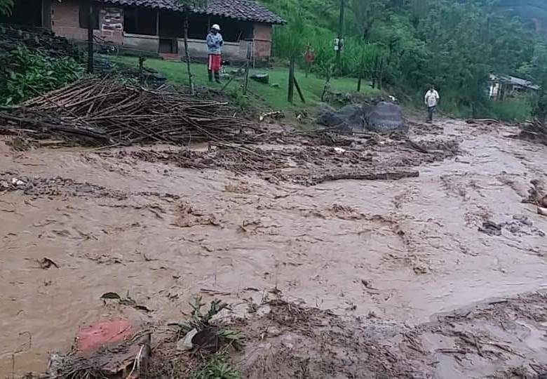 Desbordamiento quebrada La Arboleda, del municipio de Ciudad Bolívar. Foto: Guardianes Antioquia.