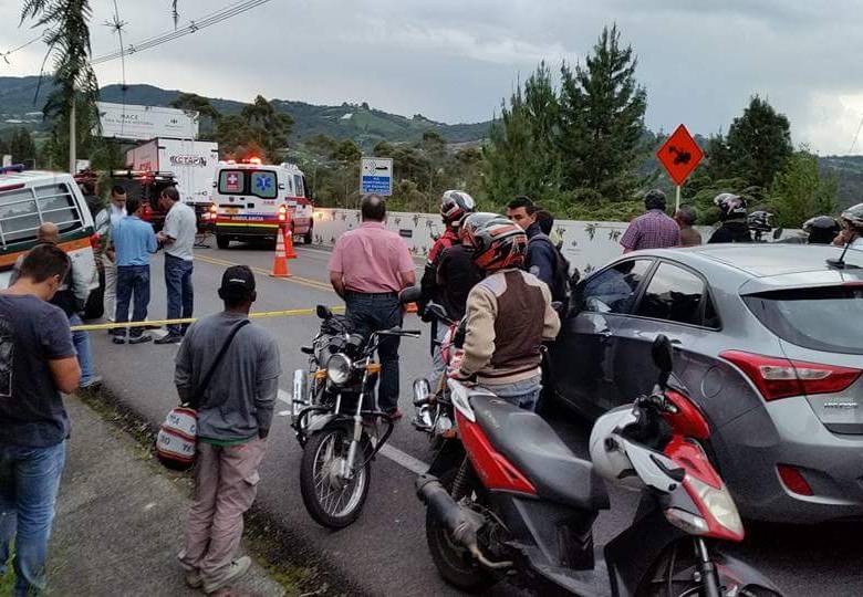 La vía hacia el aeropuerto está cerrada por este accidente. Foto Cortesía Luis Domínguez