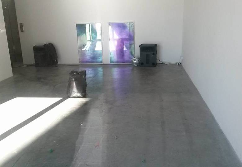 La exposición, obra de las artistas Goldschmied & Chiari, reproduce los restos de una fiesta terminada y abandonada entre colillas, botellas de champán y confetis de colores. FOTO CORTESÍA