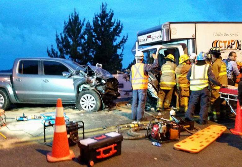La vía hacia el aeropuerto está cerrada por este accidente. Foto Cortesía Luis Domínguez