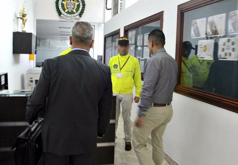 El oficial se presentó este miércoles con un abogado en las instalaciones de la Sijín. FOTO Cortesía
