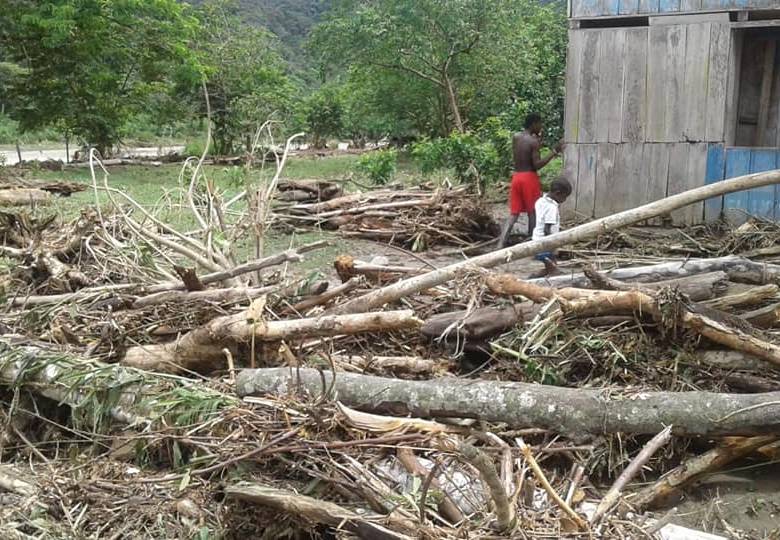 Las avenidas torrenciales ocasionaron graves afectaciones a 275 familias del sector Mandé, en Urrao, a donde las ayudas solo pueden llegar por vía aérea. FOTO cortesía alcaldía de urrao