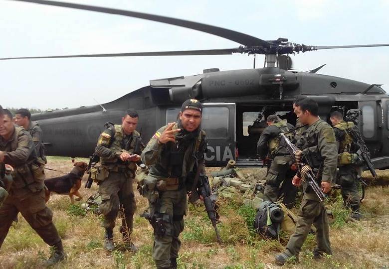 El patrullero de la Policía de Carabineros, Álvaro Javier Sánchez Maza (centro), perdió sus piernas por una mina antipersonal mientras perseguía a “Otoniel”, el jefe de “los Urabeños”. FOTO cortesía