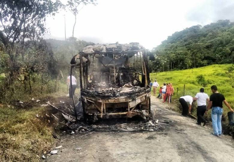 En el sitio de la quema, fue abandonada una bandera del Eln. FOTO: Cortesía Walter Arango
