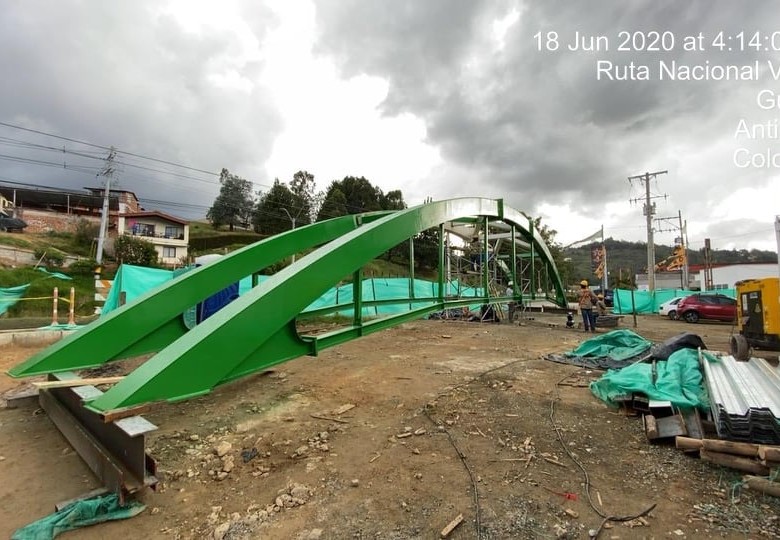 La instalación del puente les tardará cinco horas a los ingenieros encargados de la operación. FOTO CORTESÍA DEVIMED