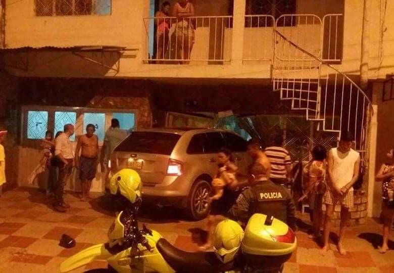 El carro del juez terminó contra una casa. FOTO COLPRENSA
