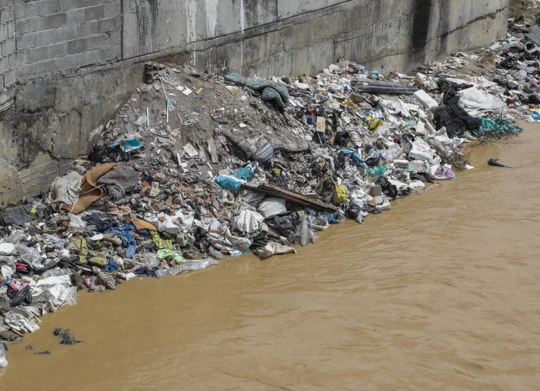 La contaminación de ríos y quebradas afecta la calidad del líquido en Colombia. FOTO Robinson Sáenz Vargas