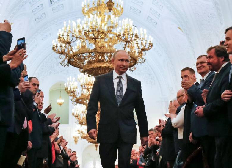 Putin llegó al Kremlin en una limusina hecha en Rusia, tras lo que recibió honores de cientos de soldados y luego fue recibido y aplaudido por políticos y personalidades del país. FOTO efe