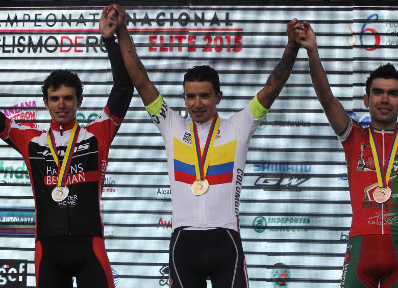 El ciclista Róbinson Chalapud de Orgullo Antioqueño se coronó este domingo como el campeón nacional de ruta. FOTO JAIME PÉREZ