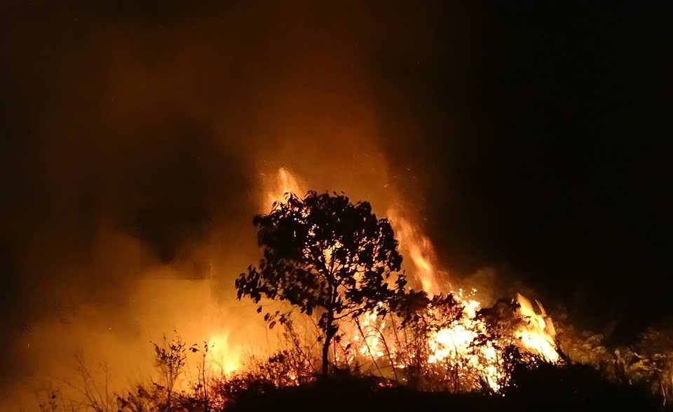 A través de redes sociales, un usuario le compartió a El Colombiano fotografías del incendio que se presentó el jueves en el cerro de las Tres Cruces. FOTO Carlos Andrés Ruiz