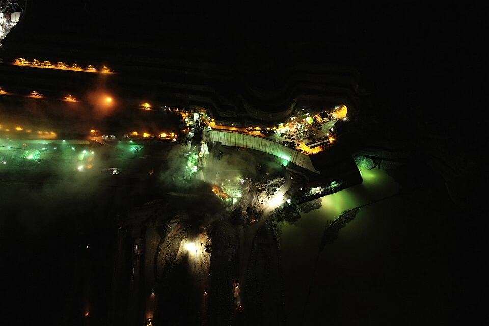 Día y noche trabajan en Hidroituango para terminar la presa y que el riesgo de una nueva emergencia aguas abajo del proyecto se disminuya. FOTO JUAN DAVID ÚSUGA
